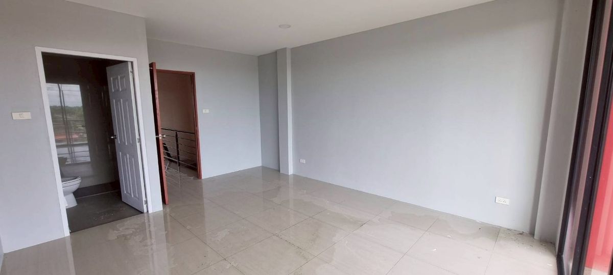 Shop HouseChachoengsao : Selling and renting a 3.5 -story luxury commercial building on the 3481 road, Nang Nam Priao District, Chachoengsao Province