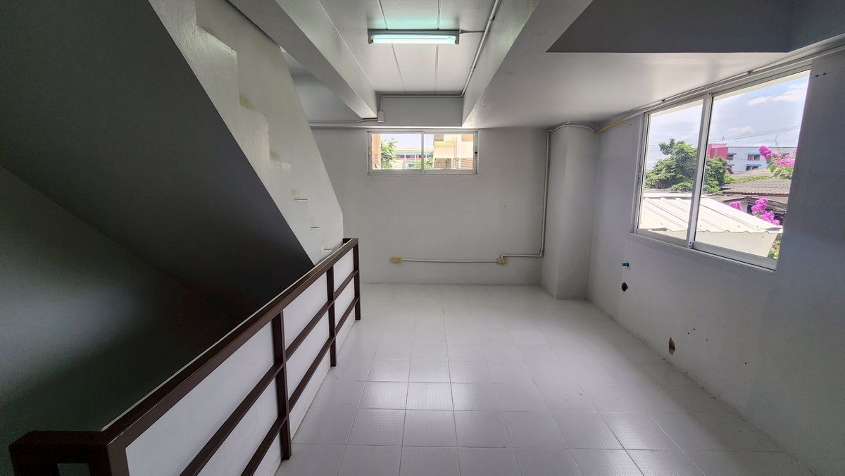 ขายอาคารพาณิชย์นวมินทร์ รามอินทรา : ขายอาคารพาณิชย์ 3.5 ชั้นพร้อมผู้เช่า เนื้อที่ 51 ตร.ว. หลังมุม ตั้งอยู่ในซอยสายไหมซอย 6