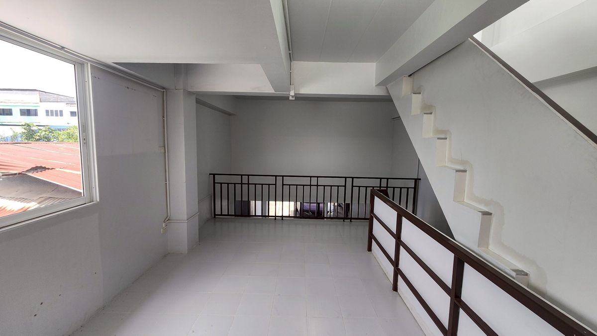 ขายอาคารพาณิชย์นวมินทร์ รามอินทรา : ขายอาคารพาณิชย์ 3.5 ชั้นพร้อมผู้เช่า เนื้อที่ 51 ตร.ว. หลังมุม ตั้งอยู่ในซอยสายไหมซอย 6