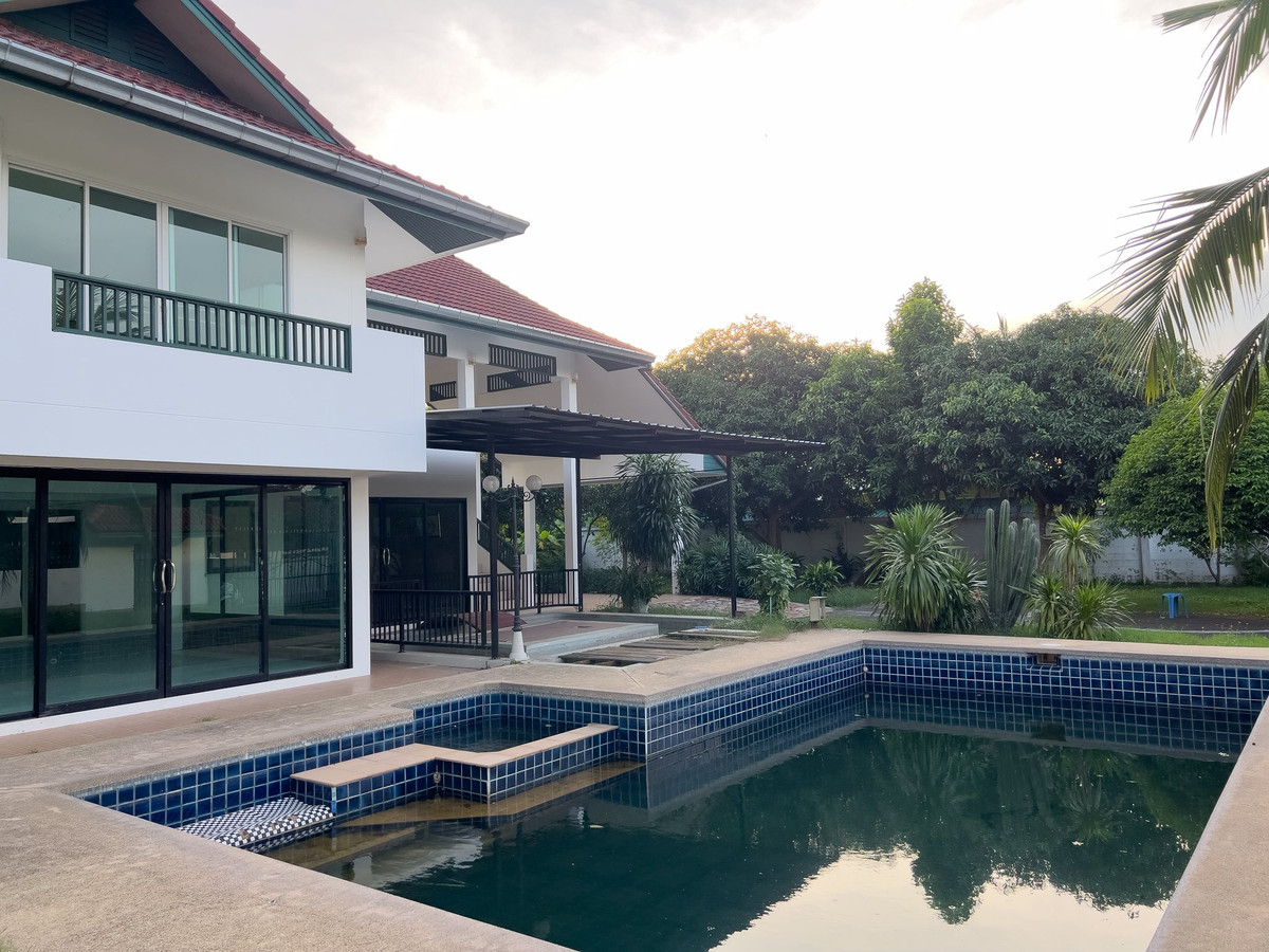 For SaleHousePattaya, Bangsaen, Chonburi : House for sale in Pattaya With a private pool over 1 rai