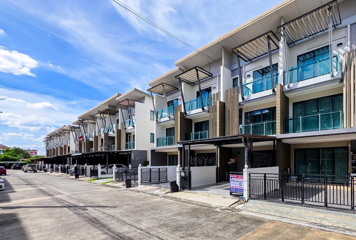 ขายทาวน์โฮมพระราม 2 บางขุนเทียน : [ New 🔸️ Listing! 2025 ] 🔸️ Town Avenue Cocos ทาวน์โฮมจาก Sansiri 22.5 ตร.วา (🟢 ต่อเติมครัวสวย L- Shape Modern ไว้ให้แล้ว 🔔 #ลงเสาเข็มครบ 🏗 ) พระรามสอง ซอย 50, แยก 7,  ใกล้ Central พระรามสอง เพียง 700 เมตร [ราคาพิเศษ!]

