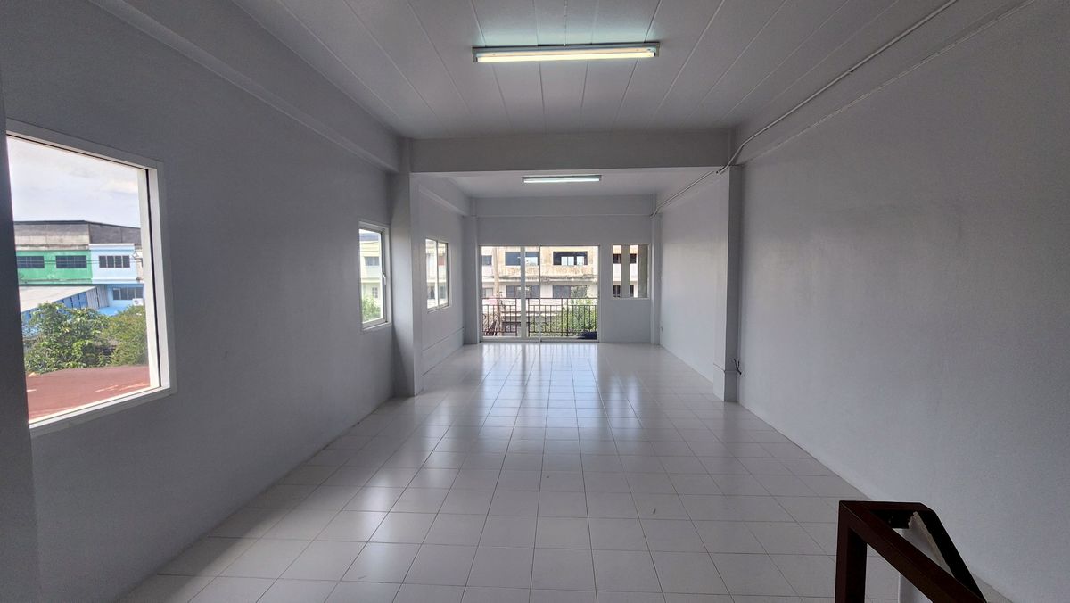 ขายอาคารพาณิชย์นวมินทร์ รามอินทรา : ขายอาคารพาณิชย์ 3.5 ชั้นพร้อมผู้เช่า เนื้อที่ 51 ตร.ว. หลังมุม ตั้งอยู่ในซอยสายไหมซอย 6