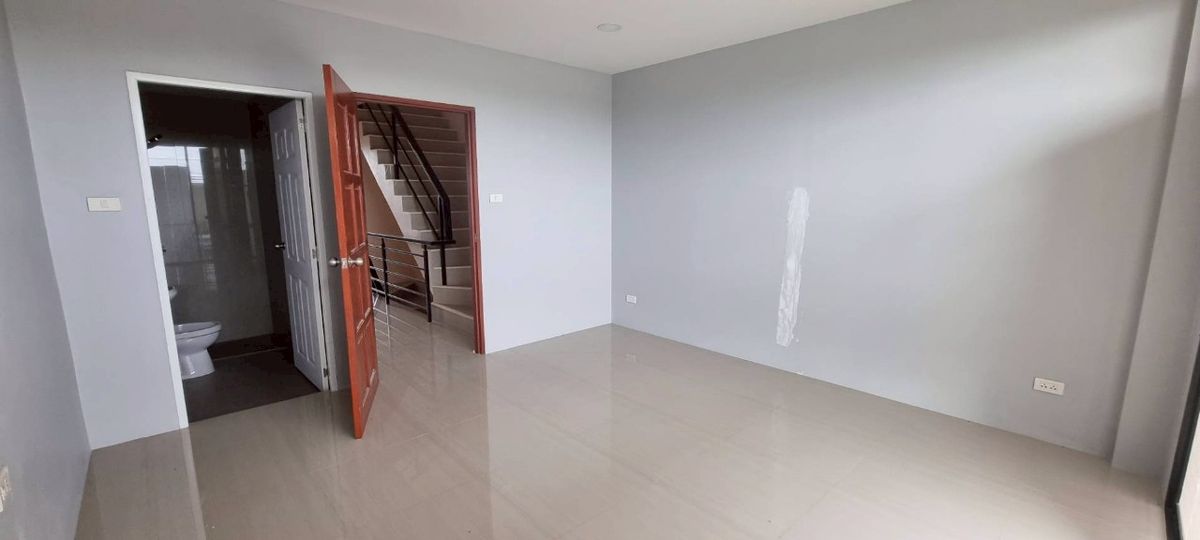 Shop HouseChachoengsao : Selling and renting a 3.5 -story luxury commercial building on the 3481 road, Nang Nam Priao District, Chachoengsao Province