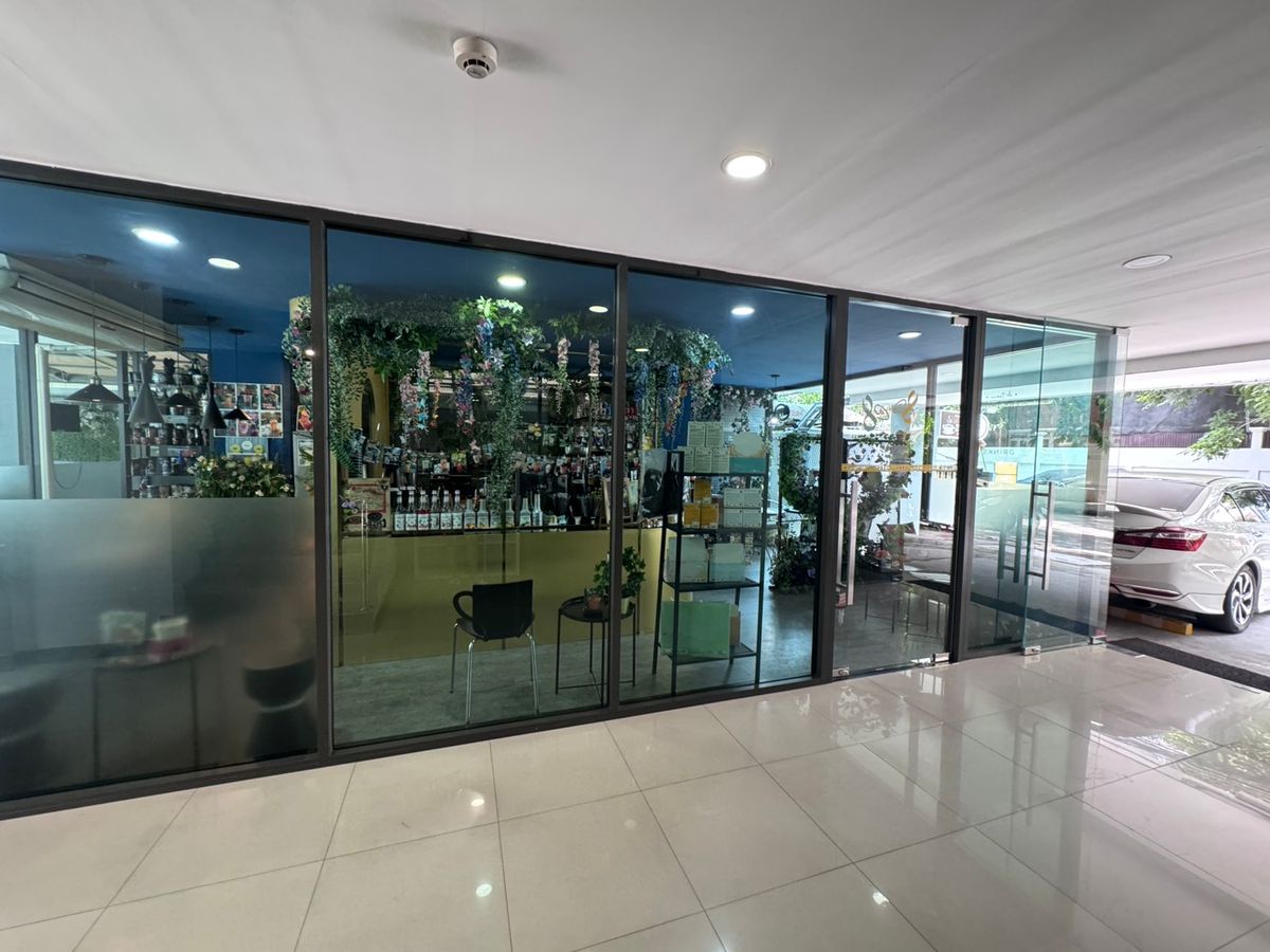 For RentOfficeSathorn, Narathiwat : The new office is available for rent 42,000 baht per floor.