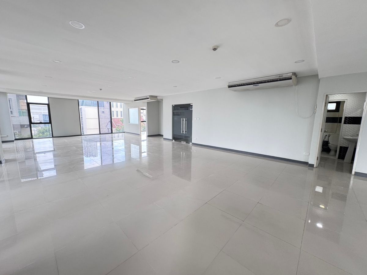 For RentOfficeSathorn, Narathiwat : The new office is available for rent 42,000 baht per floor.