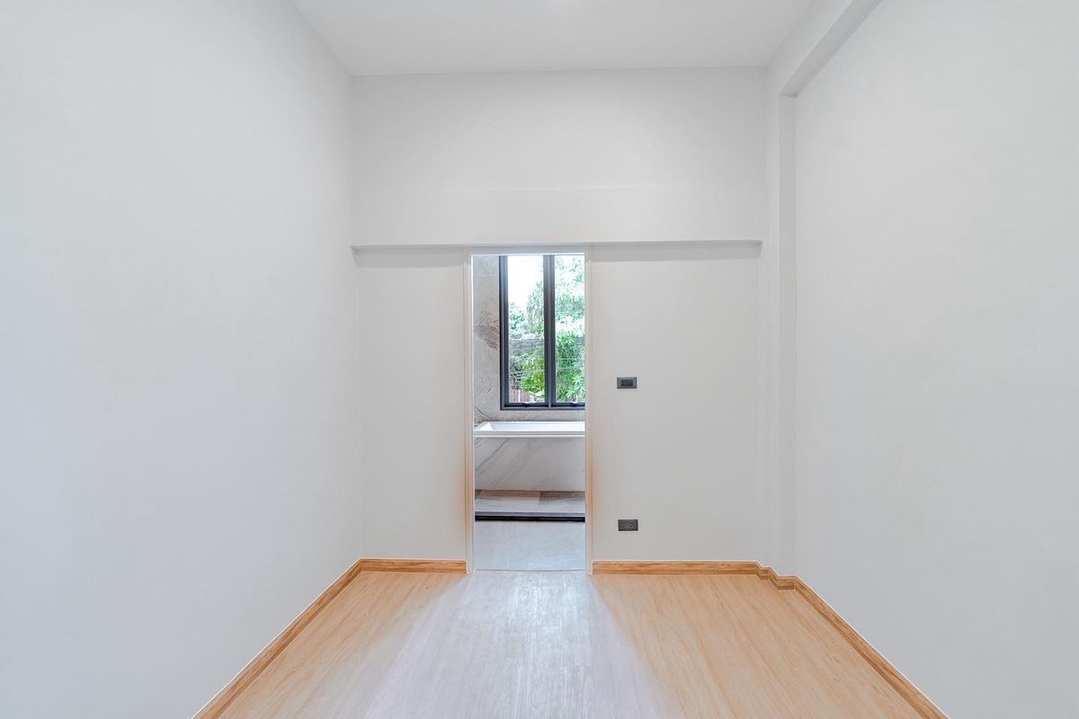 For SaleTownhomeSukhumvit, Asoke, Thonglor : Townhome Ekkamai 22 | 33 Sq. | 3 bedrooms, 4 bathrooms, 2 parking | New renovated with 16.9 million baht