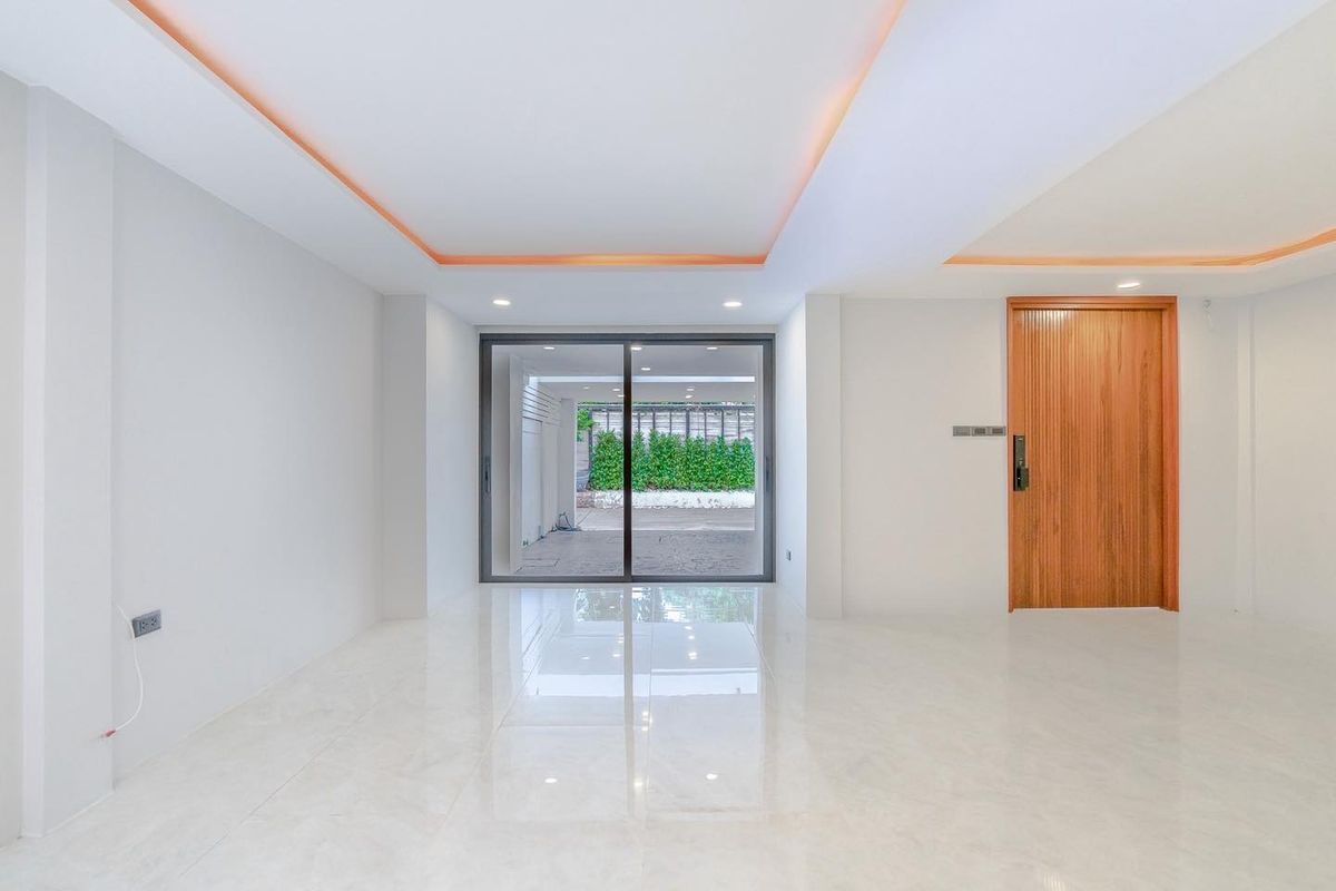 For SaleTownhomeSukhumvit, Asoke, Thonglor : Townhome Ekkamai 22 | 33 Sq. | 3 bedrooms, 4 bathrooms, 2 parking | New renovated with 16.9 million baht