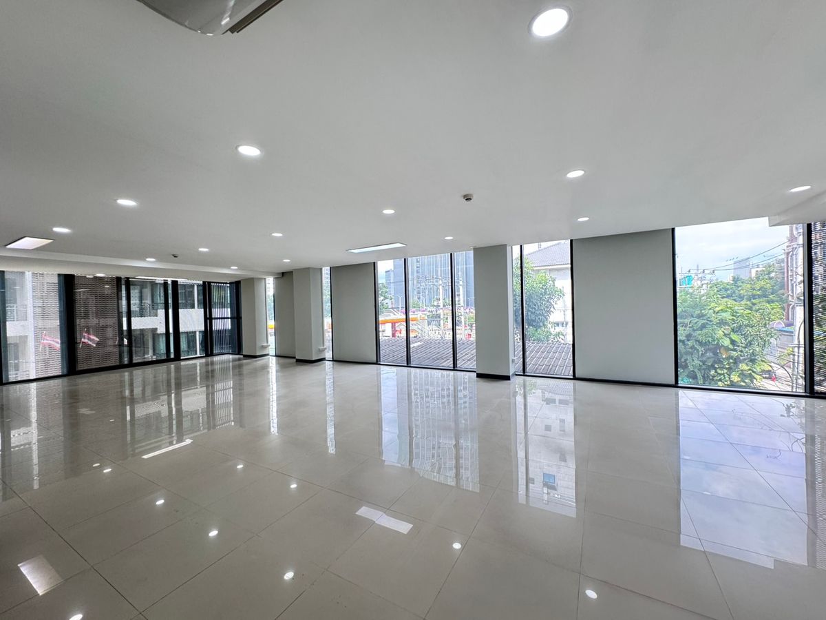 For RentOfficeSathorn, Narathiwat : The new office is available for rent 42,000 baht per floor.