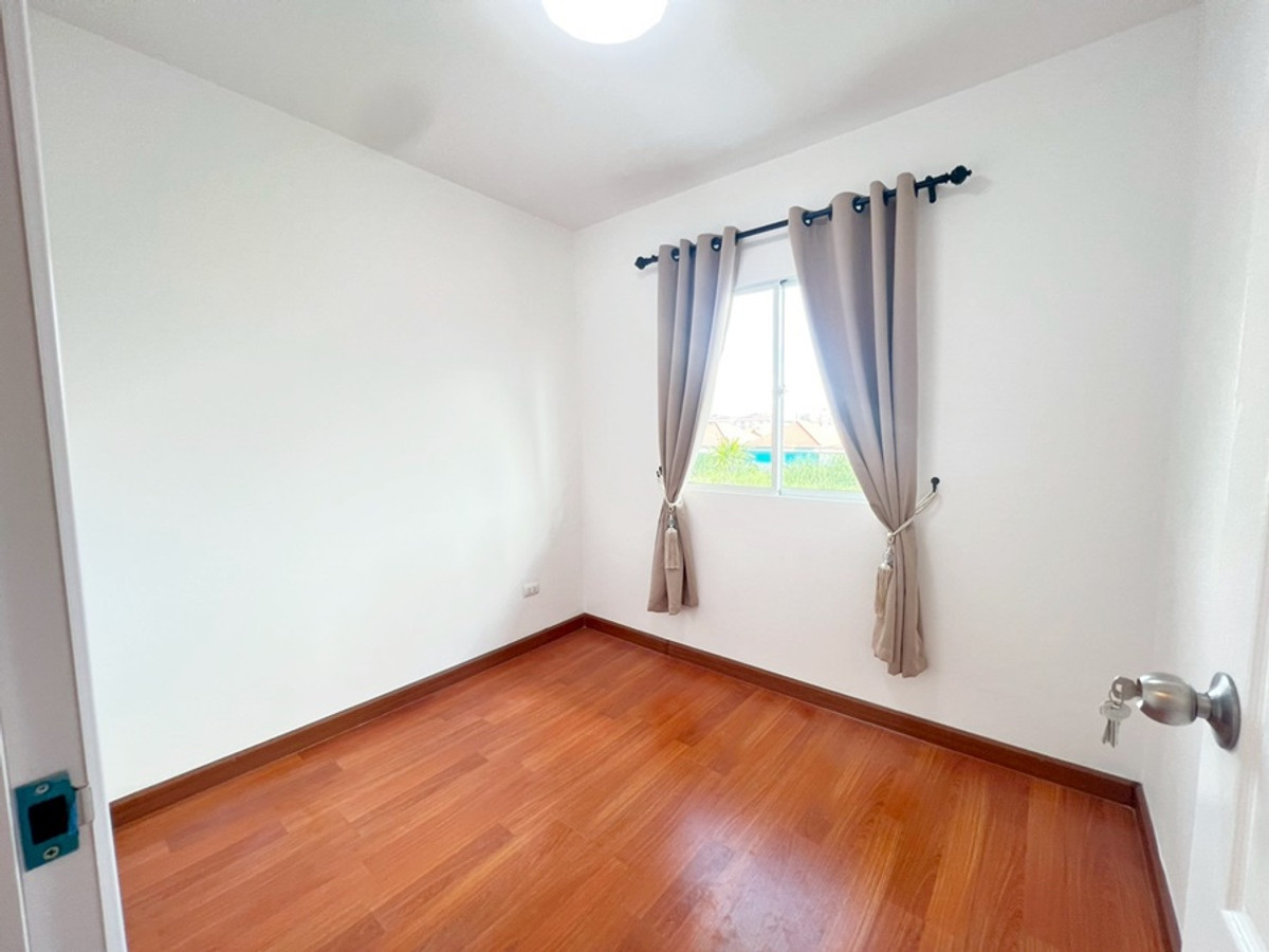 ขายทาวน์โฮมลาดกระบัง สุวรรณภูมิ : ขายทาวน์เฮ้าส์ 2 ชั้น หมู่บ้านไลโอ บลิสซ์ ลาดกระบัง เนื้อที่ 17.6 ตร.วา มี 3 ห้องนอน  2 ห้องน้ำ ราคา 1,990,000 บาท สนใจติดต่อ 085-550-1599 