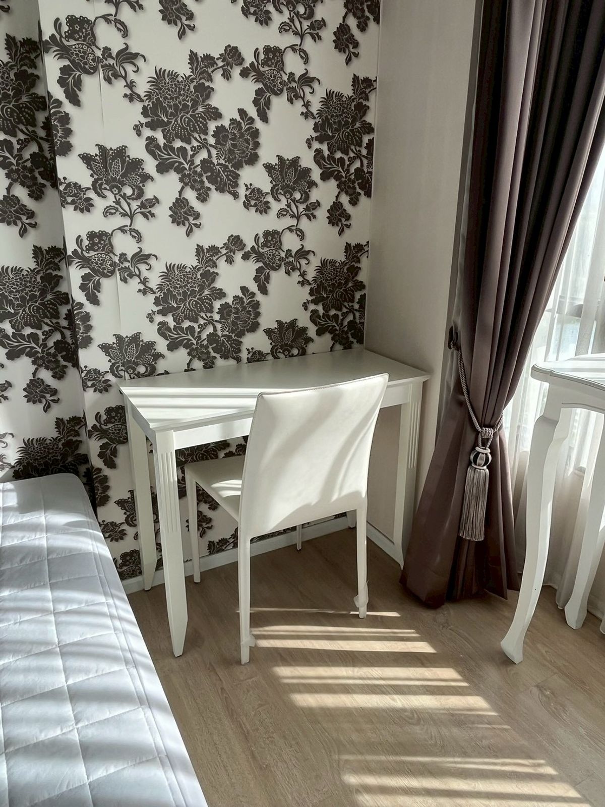 For RentCondoPattanakan, Srinakarin : The cheapest! The room is complete, the room is beautiful at the cover. There is a curtain. Ready to stay in S1 Rama 9