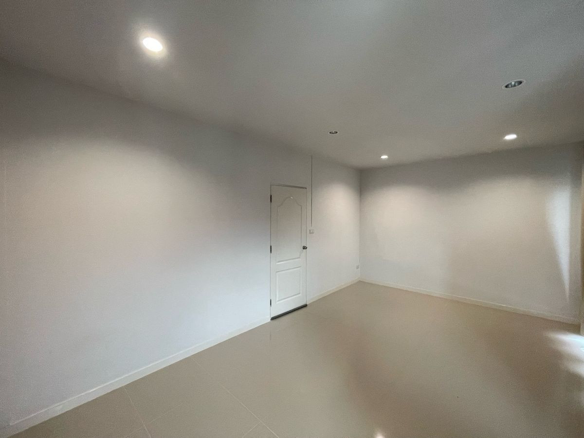 For RentTownhomeLadkrabang, Suwannaphum Airport : Rent a townhome, Ban Phisan, Suvarnabhumi, 2/1 (Bang Chalong) project, near Hua Chiew University, only 10 minutes