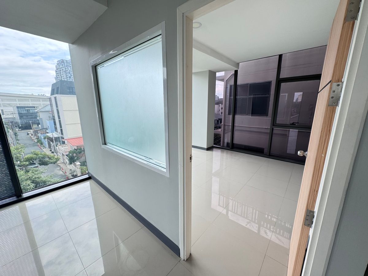 For RentOfficeSathorn, Narathiwat : The new office is available for rent 42,000 baht per floor.