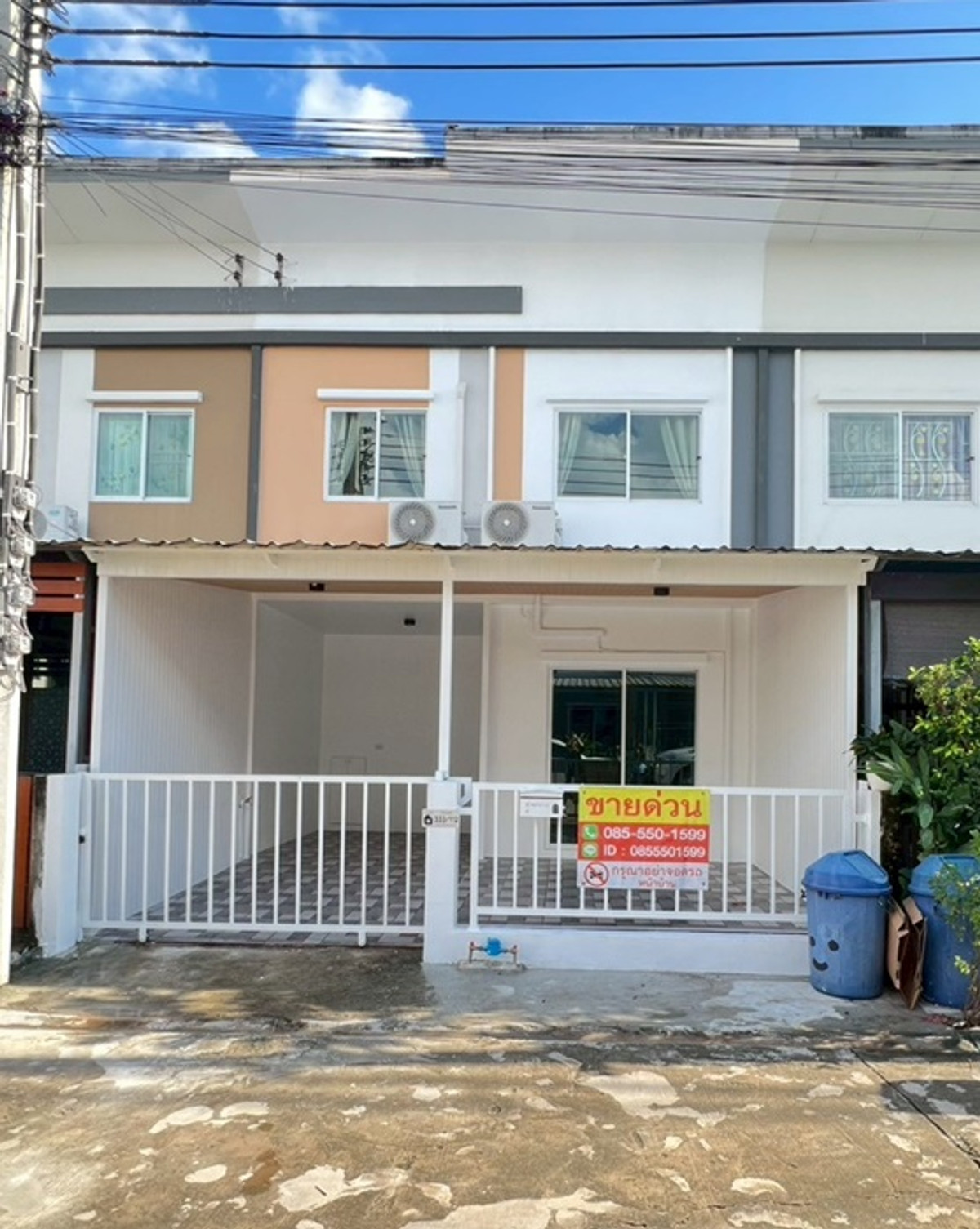 For SaleTownhomeLadkrabang, Suwannaphum Airport : 2-storey townhouse for sale, Lio Bliss Village, Lat Krabang, area 17.6 sq.wah, with 3 bedrooms, 2 bathrooms, price 2,090,000 baht. Interested contact 085-550-1599.