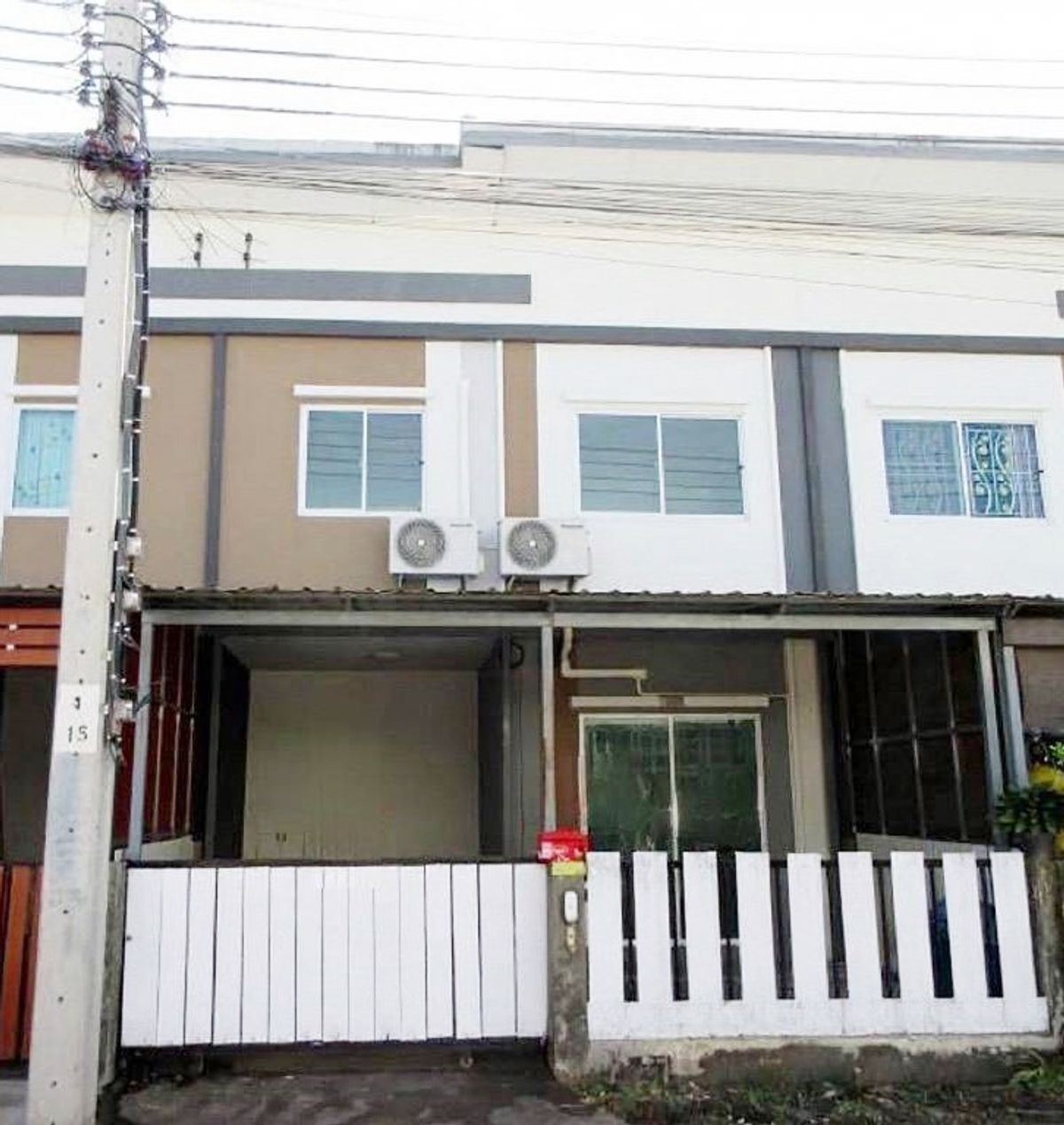 For SaleTownhomeLadkrabang, Suwannaphum Airport : 2-storey townhouse for sale, Lio Bliss Village, Lat Krabang, area 17.6 sq.wah, with 3 bedrooms, 2 bathrooms, price 2,090,000 baht. Interested contact 085-550-1599.