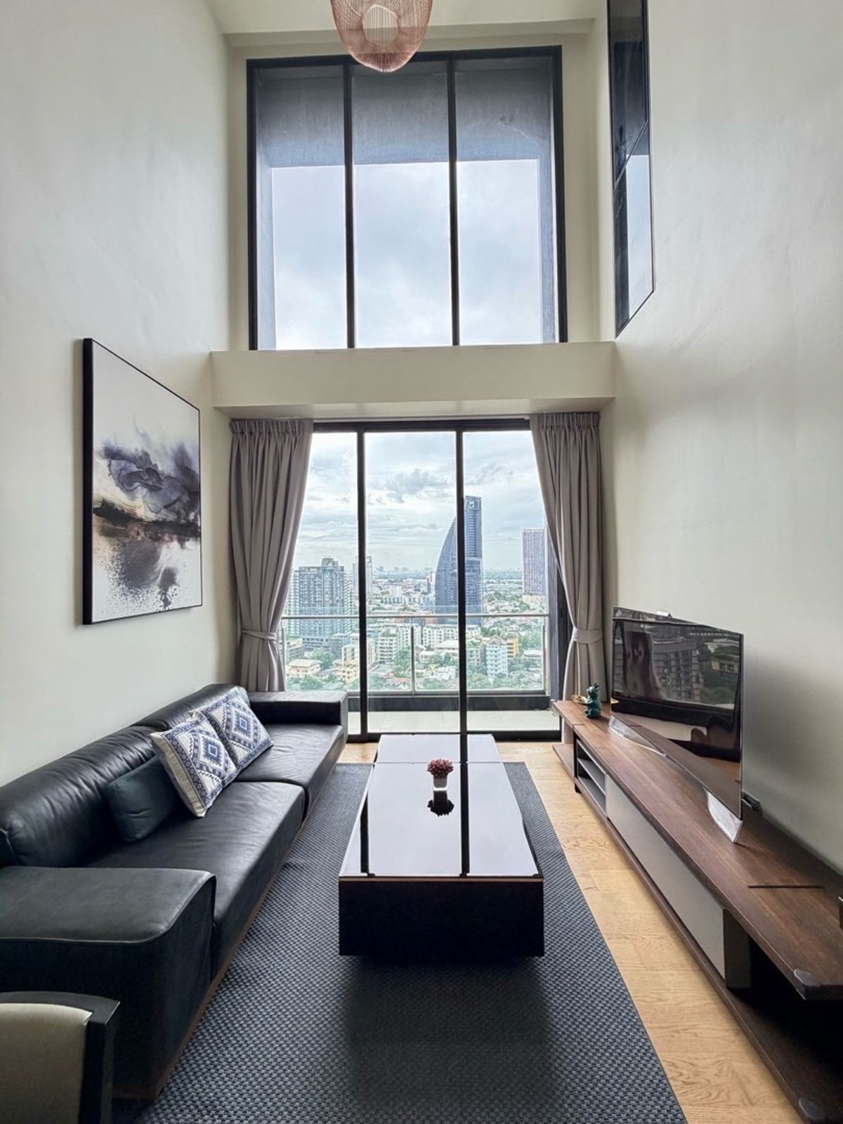 ให้เช่าคอนโดสุขุมวิท อโศก ทองหล่อ : 📢👇 อย่ารอช้า!
คอนโดหรู Beatniq ห้อง Duplex พร้อมบริการคอนเซียร์จระดับโรงแรม 5 ดาว เดินเพียงประมาณ 10 นาทีถึงย่าน Em District ใกล้ BTS โครงสร้างห้องและการตกแต่งลงตัว วิวโล่งสบายตา เฟอร์นิเจอร์ครบ พร้อมเข้าอยู่ได้ทันที