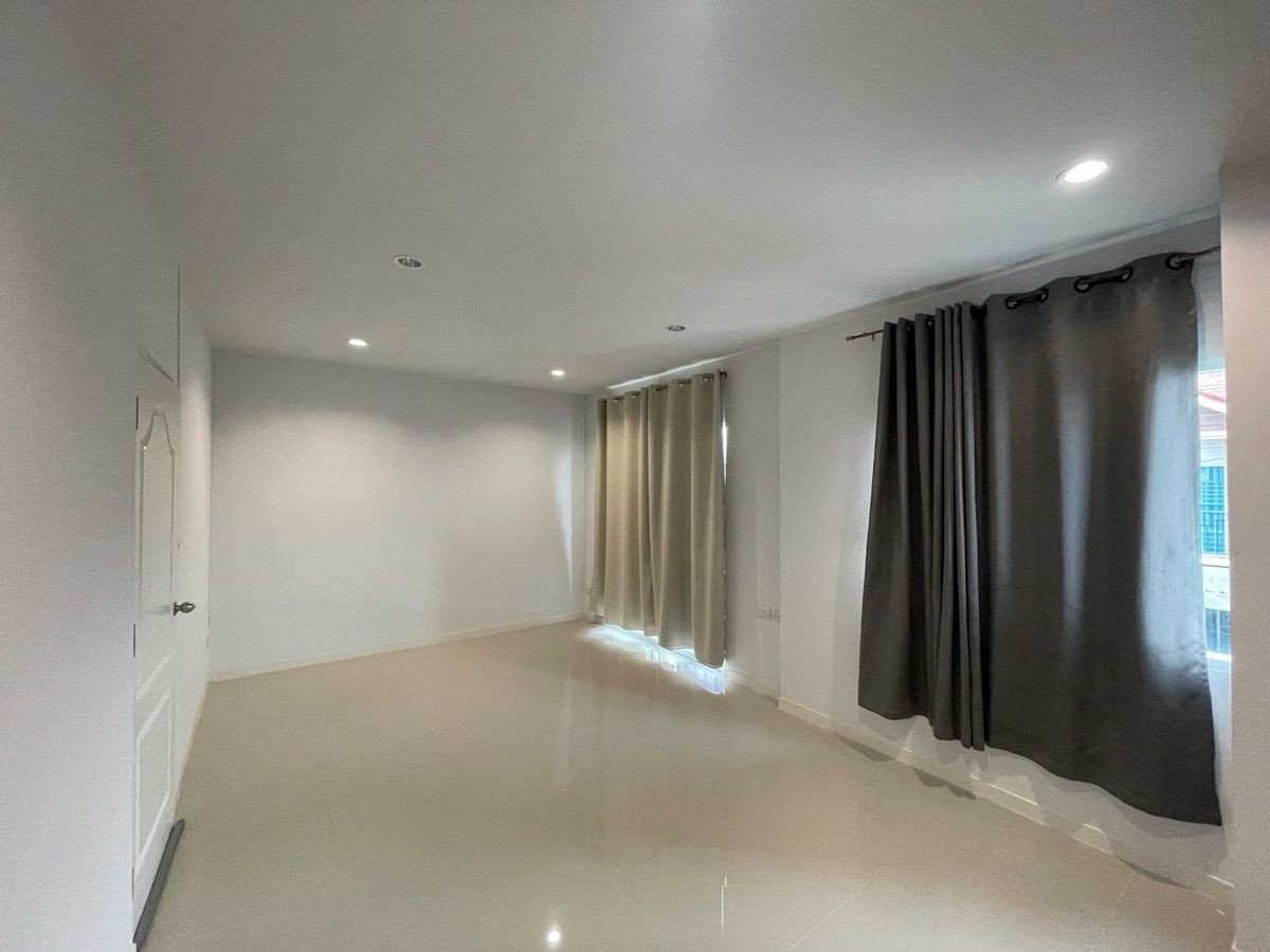 For RentTownhomeLadkrabang, Suwannaphum Airport : Rent a townhome, Ban Phisan, Suvarnabhumi, 2/1 (Bang Chalong) project, near Hua Chiew University, only 10 minutes