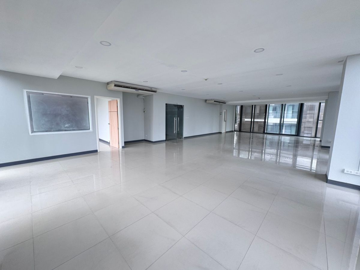For RentOfficeSathorn, Narathiwat : The new office is available for rent 42,000 baht per floor.