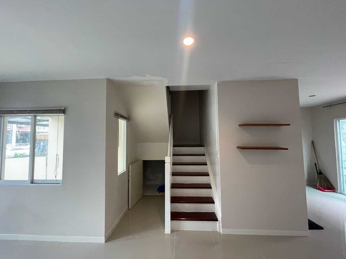 For RentTownhomeLadkrabang, Suwannaphum Airport : Rent a townhome, Ban Phisan, Suvarnabhumi, 2/1 (Bang Chalong) project, near Hua Chiew University, only 10 minutes