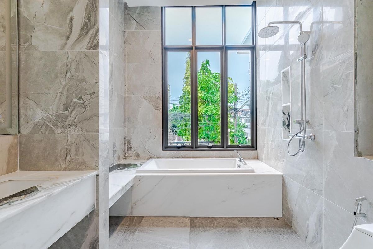 For SaleTownhomeSukhumvit, Asoke, Thonglor : Townhome Ekkamai 22 | 33 Sq. | 3 bedrooms, 4 bathrooms, 2 parking | New renovated with 16.9 million baht