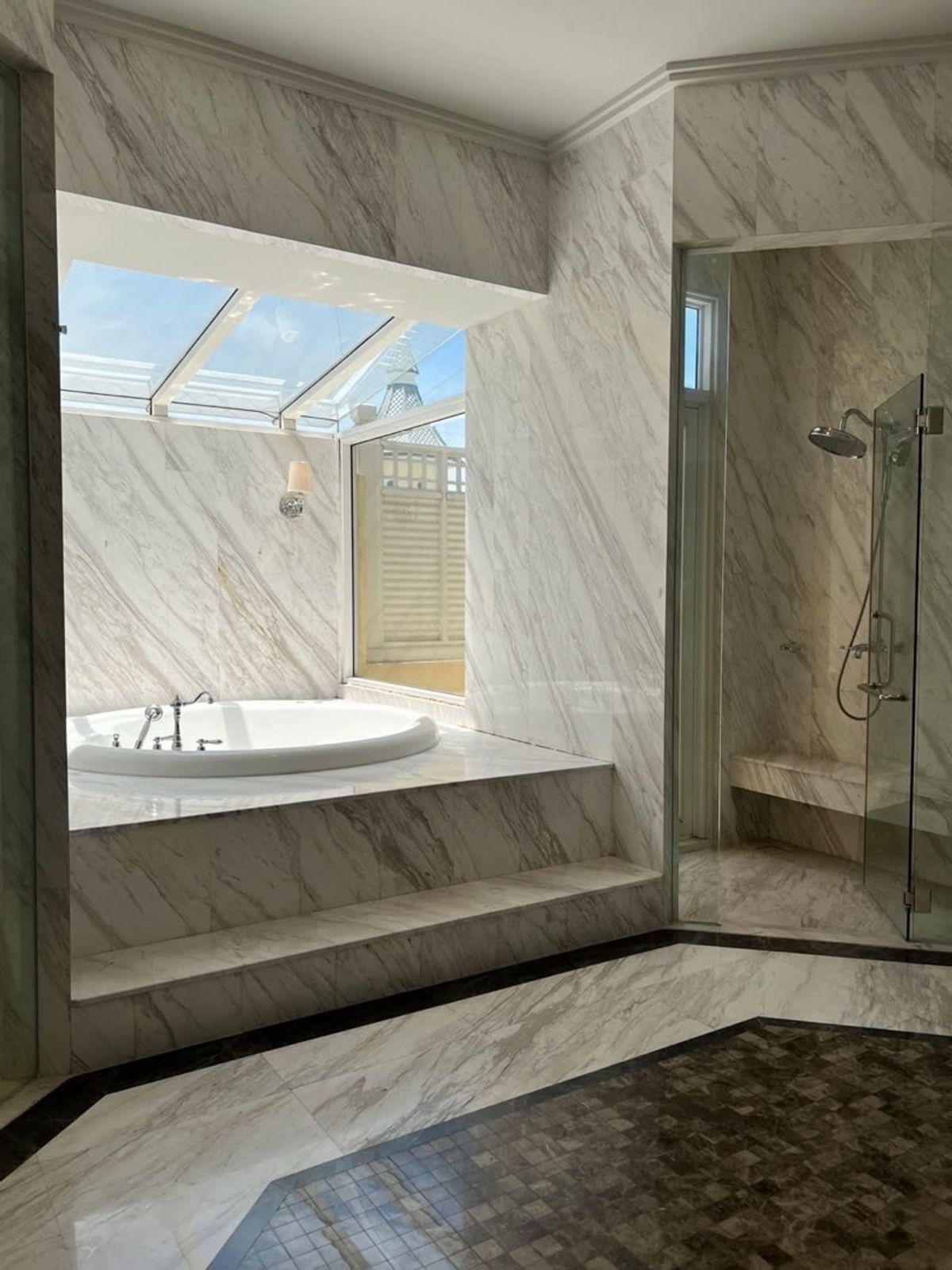 ขายบ้านเกษตร นวมินทร์ ลาดปลาเค้า : ขายบ้าน The Royal Risidence เกษตร นวมินทร์ ขนาด 1019.17 Sq.m 3 bed 6 bath ราคา 157.5 MB ติดต่อ 086-795-9997 