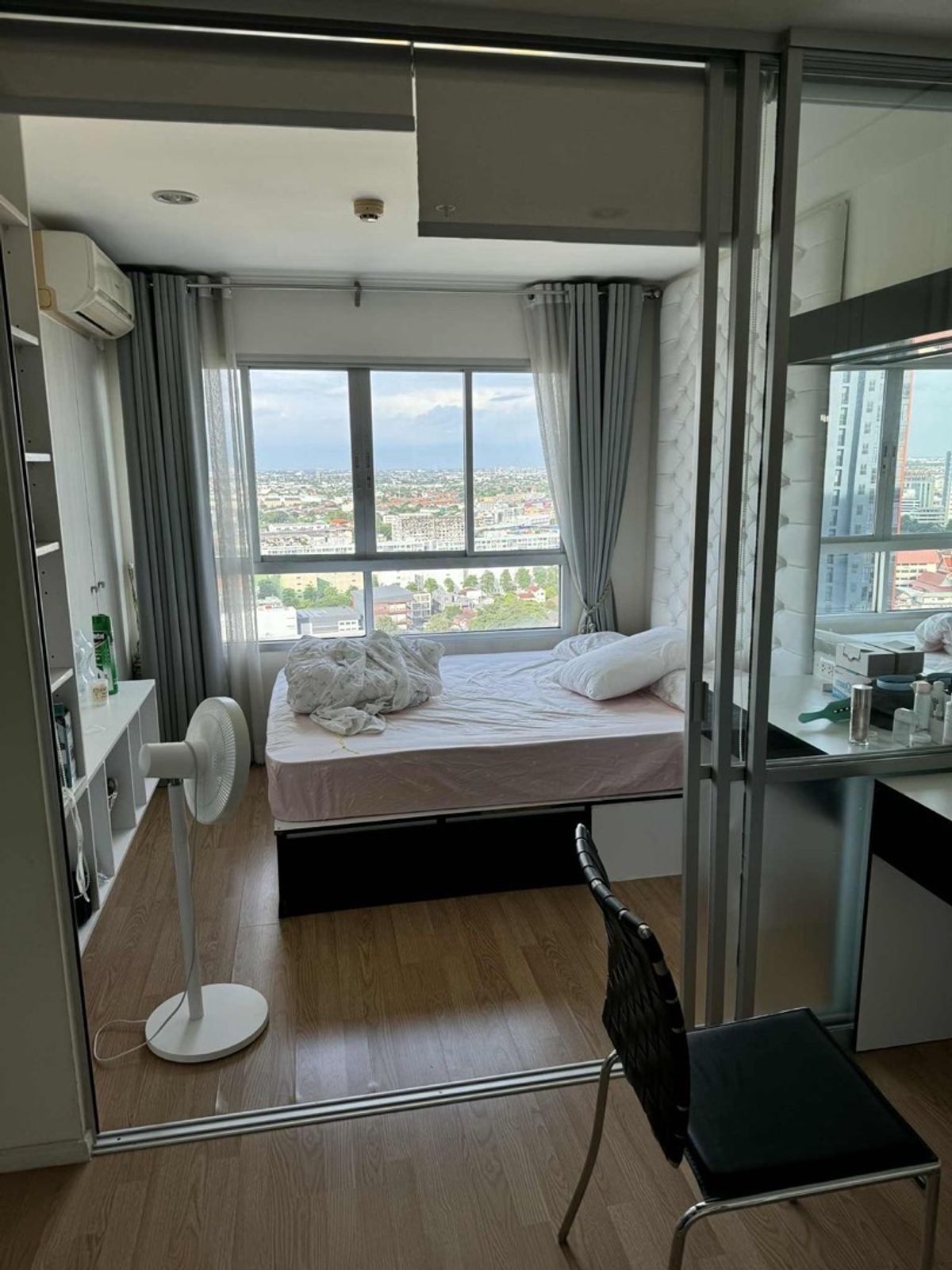 For RentCondoSeri Thai, Ramkhamhaeng Nida : Condo for rent, Lumpini Ville Ramkhamhaeng 60/2 Building A, Floor 23, Room size 26 square meters. Price: 8,000 baht. Nearby places: BTS Sito Intersection Station