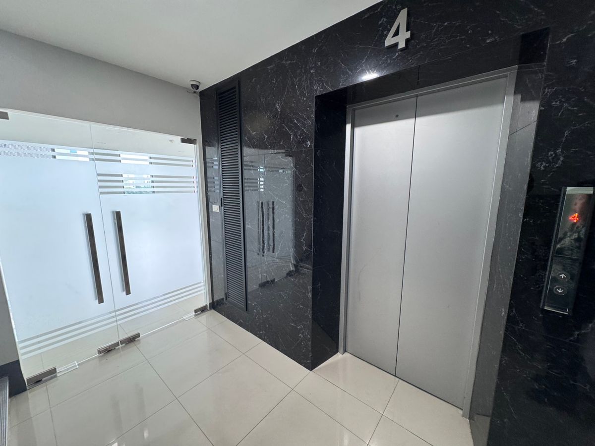 For RentOfficeSathorn, Narathiwat : The new office is available for rent 42,000 baht per floor.