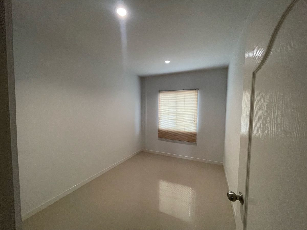 For RentTownhomeLadkrabang, Suwannaphum Airport : Rent a townhome, Ban Phisan, Suvarnabhumi, 2/1 (Bang Chalong) project, near Hua Chiew University, only 10 minutes