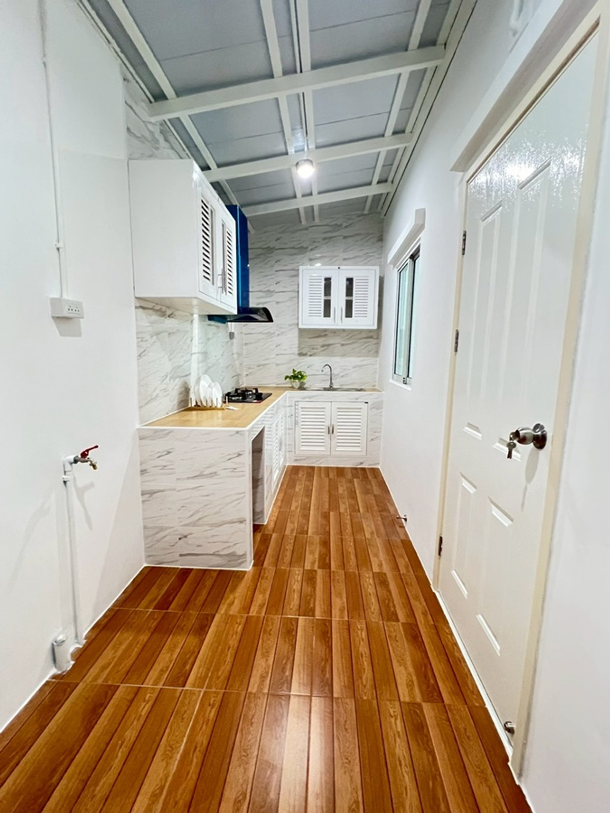 ขายทาวน์โฮมลาดกระบัง สุวรรณภูมิ : ขายทาวน์เฮ้าส์ 2 ชั้น หมู่บ้านไลโอ บลิสซ์ ลาดกระบัง เนื้อที่ 17.6 ตร.วา มี 3 ห้องนอน  2 ห้องน้ำ ราคา 1,990,000 บาท สนใจติดต่อ 085-550-1599 