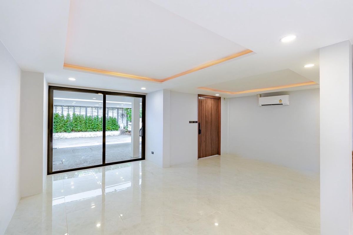 For SaleTownhomeSukhumvit, Asoke, Thonglor : Townhome Ekkamai 22 | 33 Sq. | 3 bedrooms, 4 bathrooms, 2 parking | New renovated with 16.9 million baht