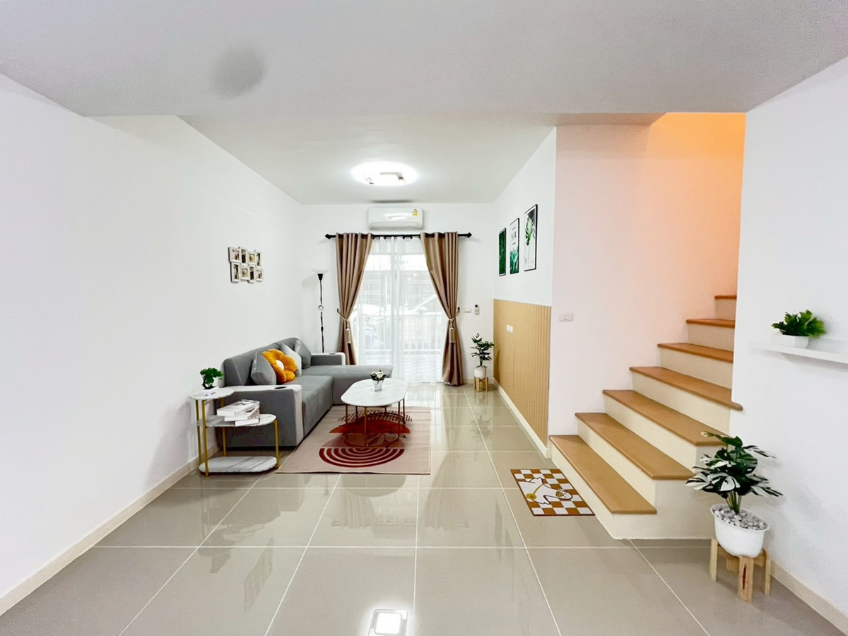 ขายทาวน์โฮมลาดกระบัง สุวรรณภูมิ : ขายทาวน์เฮ้าส์ 2 ชั้น หมู่บ้านไลโอ บลิสซ์ ลาดกระบัง เนื้อที่ 17.6 ตร.วา มี 3 ห้องนอน  2 ห้องน้ำ ราคา 1,990,000 บาท สนใจติดต่อ 085-550-1599 