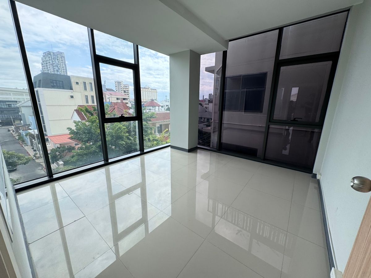 For RentOfficeSathorn, Narathiwat : The new office is available for rent 42,000 baht per floor.