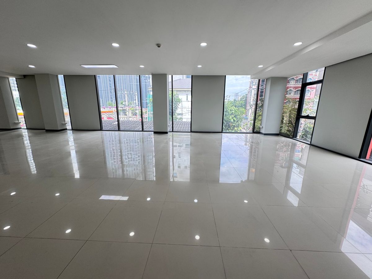 For RentOfficeSathorn, Narathiwat : The new office is available for rent 42,000 baht per floor.