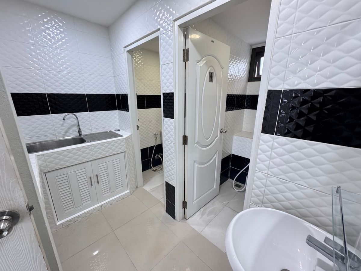 For RentOfficeSathorn, Narathiwat : The new office is available for rent 42,000 baht per floor.