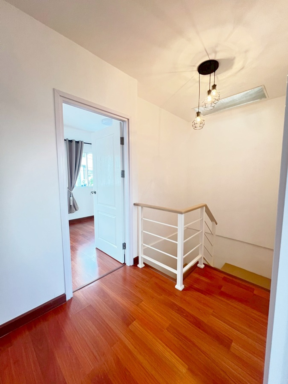 ขายทาวน์โฮมลาดกระบัง สุวรรณภูมิ : ขายทาวน์เฮ้าส์ 2 ชั้น หมู่บ้านไลโอ บลิสซ์ ลาดกระบัง เนื้อที่ 17.6 ตร.วา มี 3 ห้องนอน  2 ห้องน้ำ ราคา 1,990,000 บาท สนใจติดต่อ 085-550-1599 