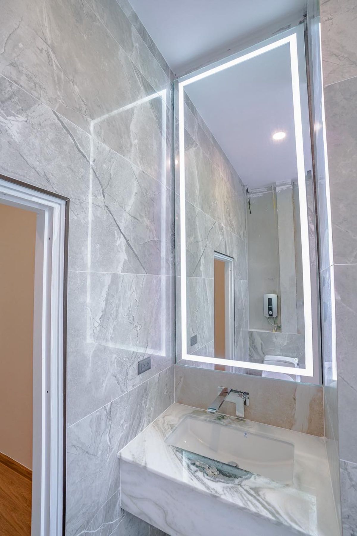 For SaleTownhomeSukhumvit, Asoke, Thonglor : Townhome Ekkamai 22 | 33 Sq. | 3 bedrooms, 4 bathrooms, 2 parking | New renovated with 16.9 million baht