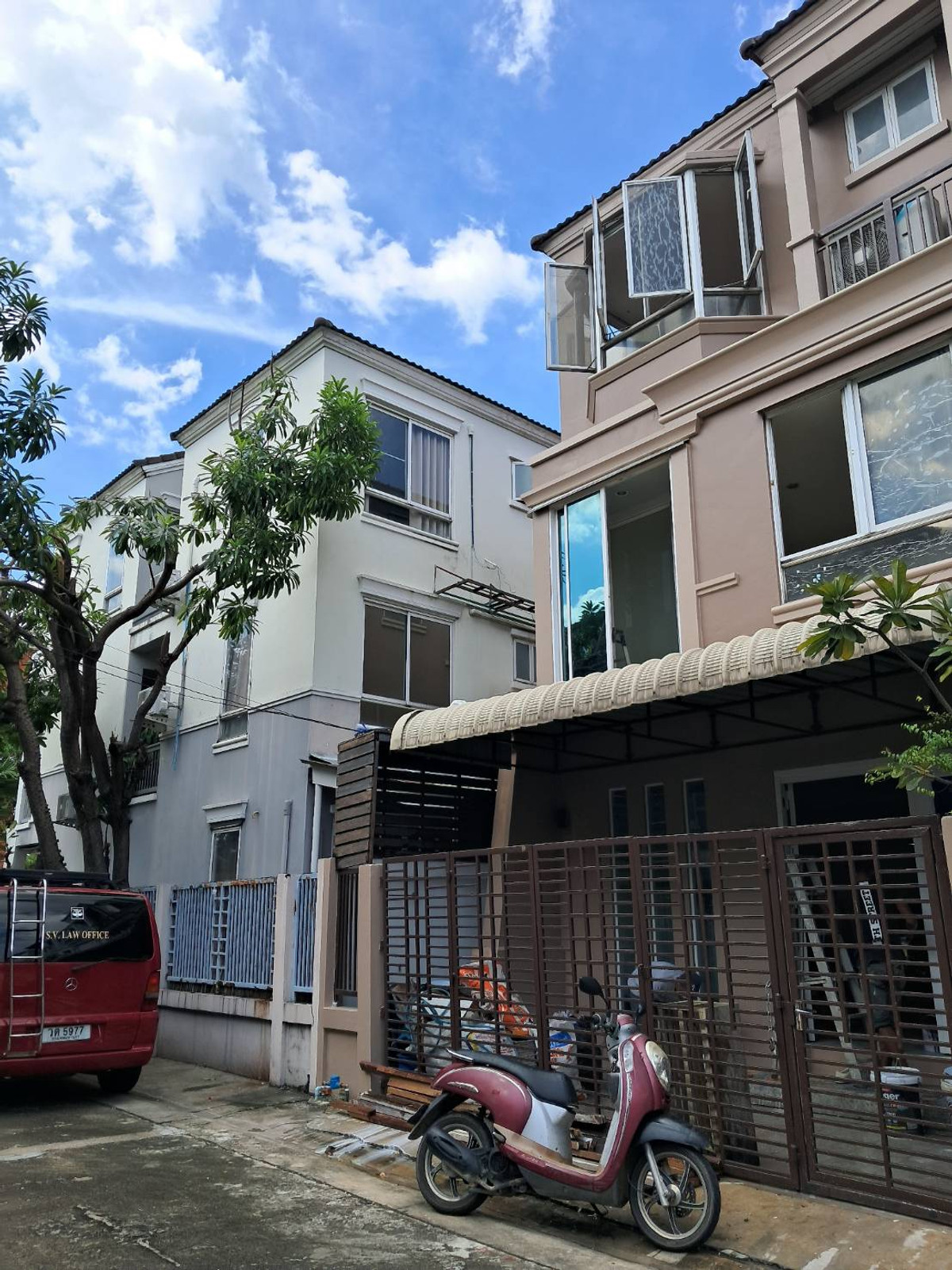 For RentTownhomeRatchadapisek, Huaikwang, Suttisan : Townhome for rent (Currently being renovated and close to completion) Corner house, 4 bedrooms, 4 bathrooms, 2 parking spaces, 1 maids room, usable area 250 sq m, next to Regents International School, near SISB, KIS International School, convenient travel