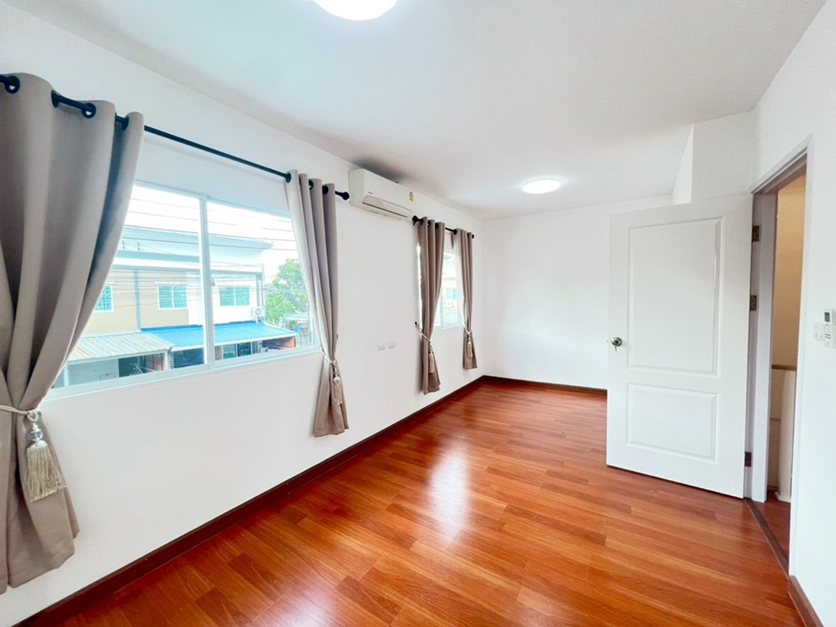 ขายทาวน์โฮมลาดกระบัง สุวรรณภูมิ : ขายทาวน์เฮ้าส์ 2 ชั้น หมู่บ้านไลโอ บลิสซ์ ลาดกระบัง เนื้อที่ 17.6 ตร.วา มี 3 ห้องนอน  2 ห้องน้ำ ราคา 1,990,000 บาท สนใจติดต่อ 085-550-1599 