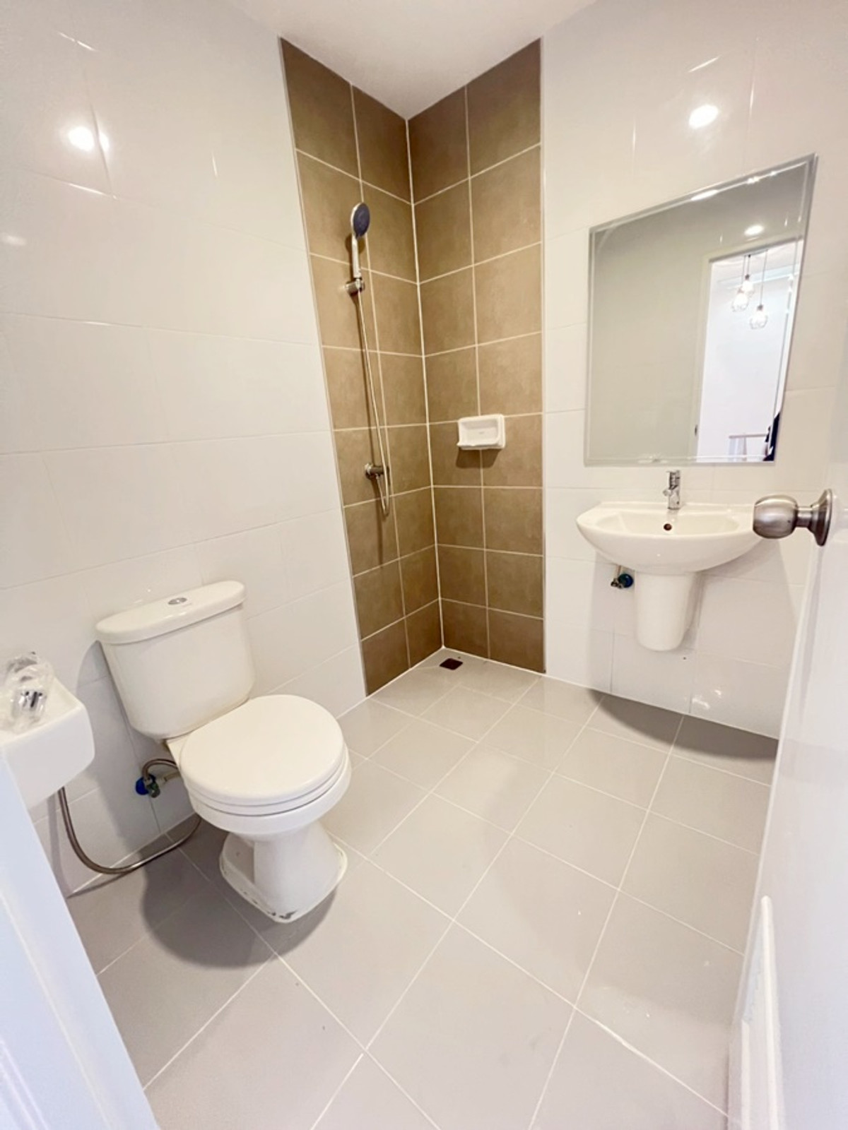 ขายทาวน์โฮมลาดกระบัง สุวรรณภูมิ : ขายทาวน์เฮ้าส์ 2 ชั้น หมู่บ้านไลโอ บลิสซ์ ลาดกระบัง เนื้อที่ 17.6 ตร.วา มี 3 ห้องนอน  2 ห้องน้ำ ราคา 1,990,000 บาท สนใจติดต่อ 085-550-1599 