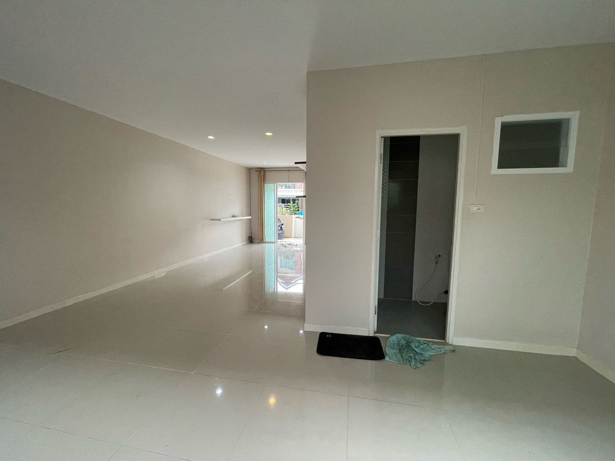 For RentTownhomeLadkrabang, Suwannaphum Airport : Rent a townhome, Ban Phisan, Suvarnabhumi, 2/1 (Bang Chalong) project, near Hua Chiew University, only 10 minutes
