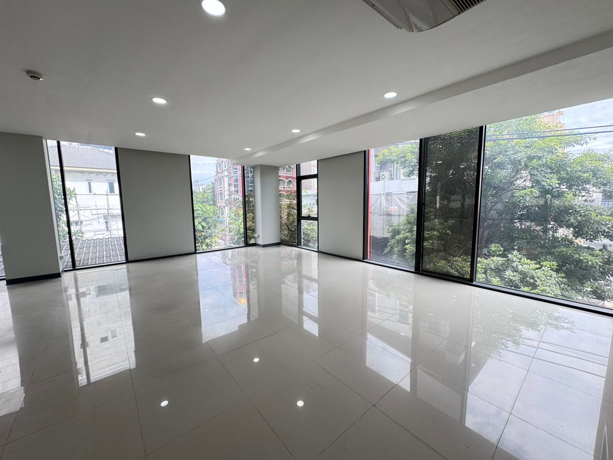 For RentOfficeSathorn, Narathiwat : The new office is available for rent 42,000 baht per floor.