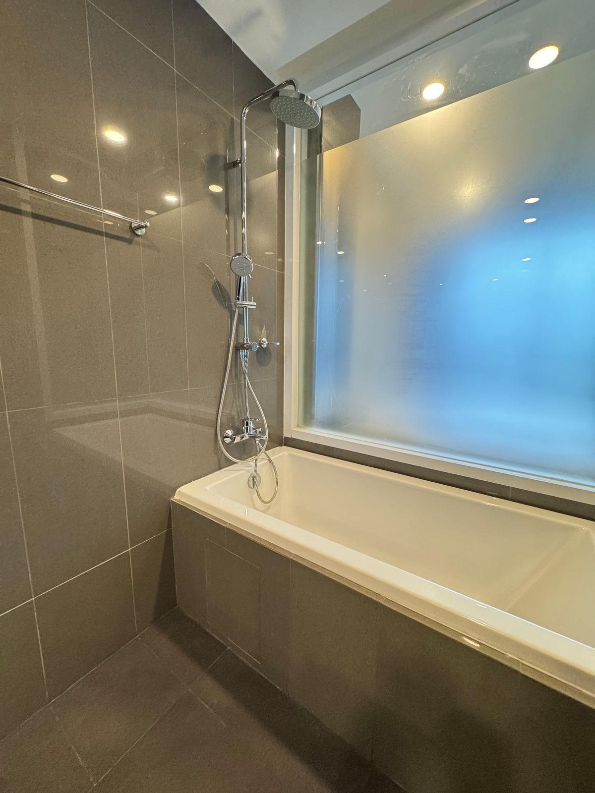 ขายคอนโดสยาม จุฬา สามย่าน : ขายด่วน แอชตัน จุฬา-สีลม 2 นอน 2 น้ำ 2 ที่จอดรถ ห้องใหม่ ไม่เคยเข้าอยู่ สภาพดี พร้อมเฟอร์ ไม่มี Defect เข้าอยู่ได้เลย