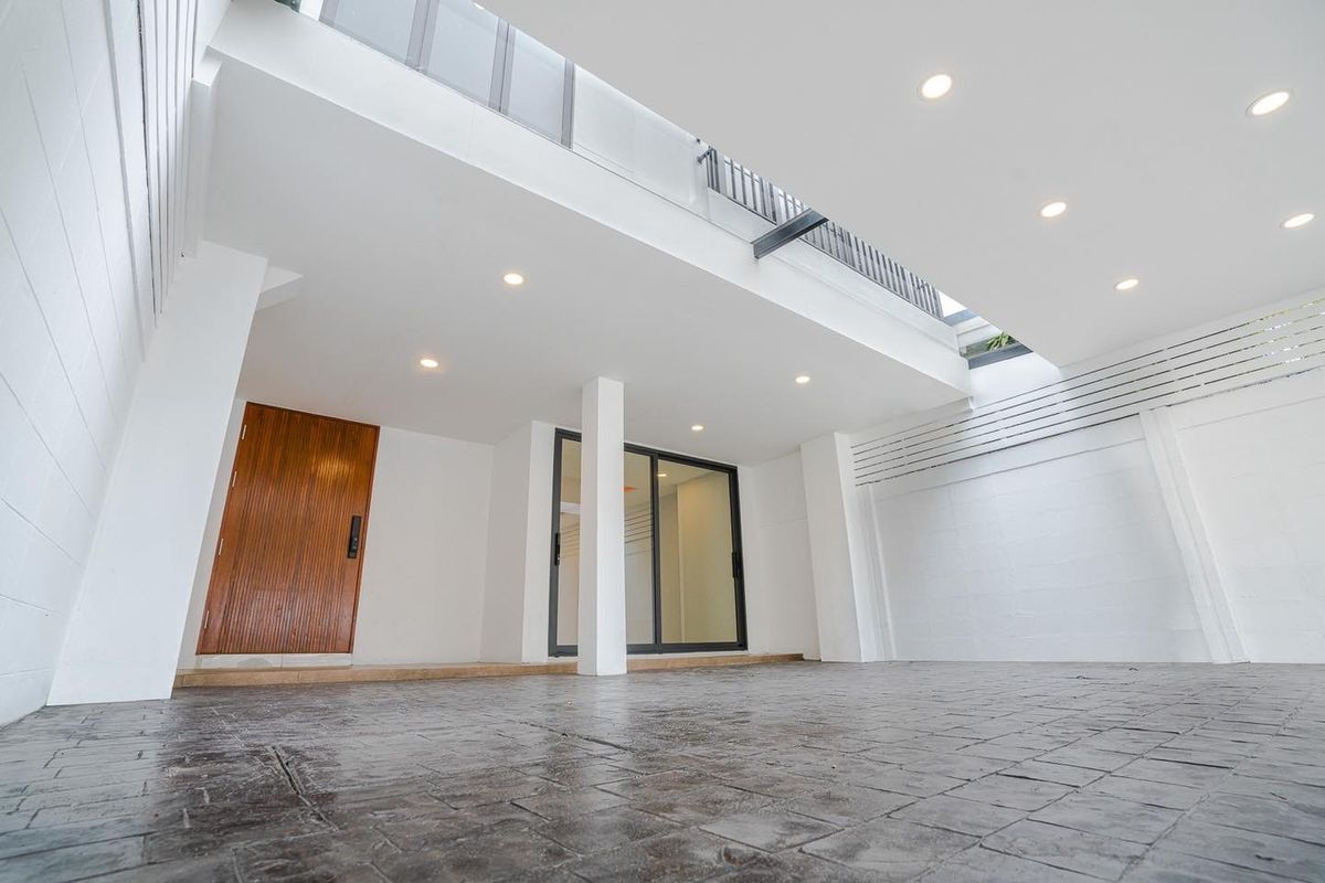 For SaleTownhomeSukhumvit, Asoke, Thonglor : Townhome Ekkamai 22 | 33 Sq. | 3 bedrooms, 4 bathrooms, 2 parking | New renovated with 16.9 million baht