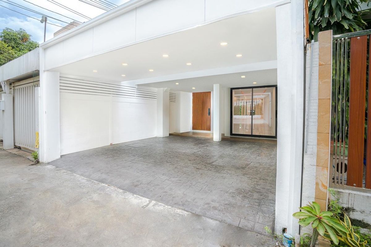 For SaleTownhomeSukhumvit, Asoke, Thonglor : Townhome Ekkamai 22 | 33 Sq. | 3 bedrooms, 4 bathrooms, 2 parking | New renovated with 16.9 million baht