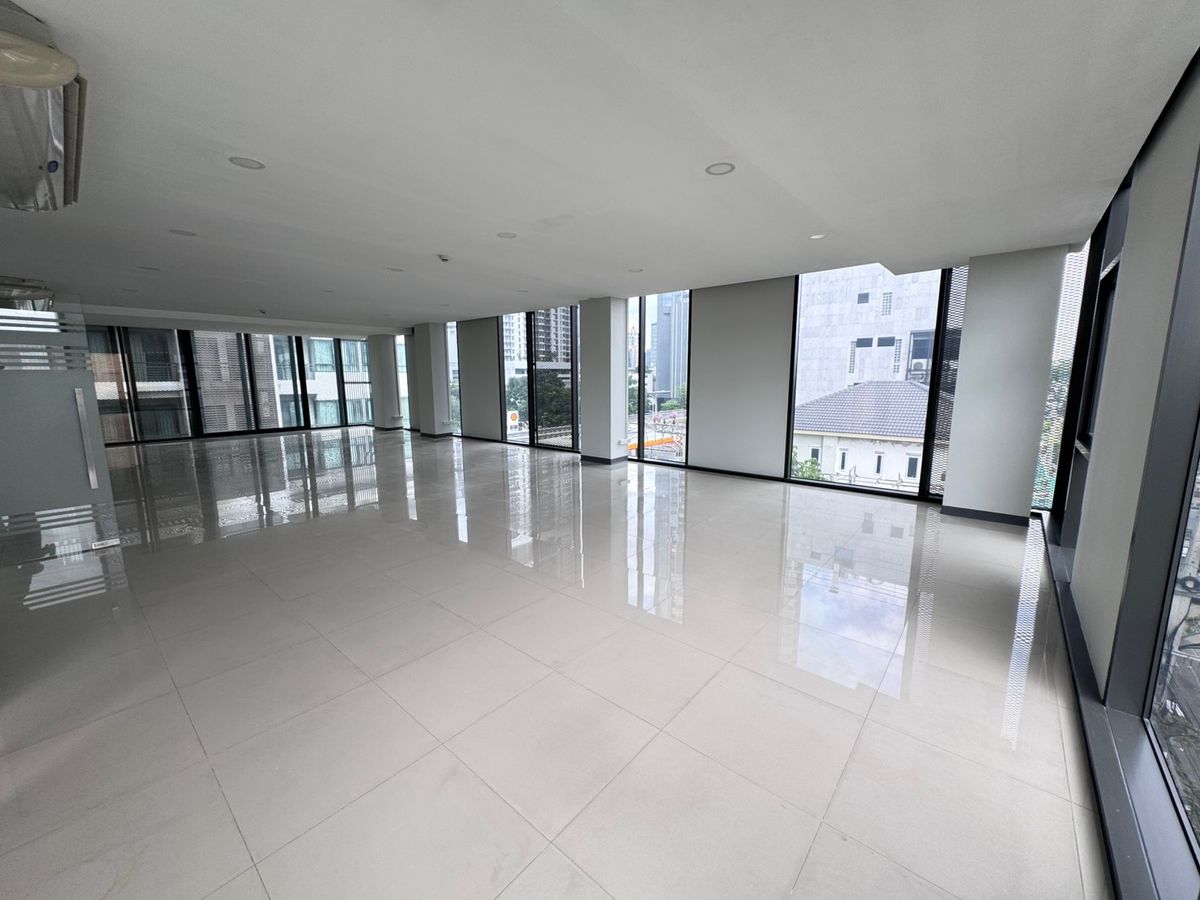For RentOfficeSathorn, Narathiwat : The new office is available for rent 42,000 baht per floor.