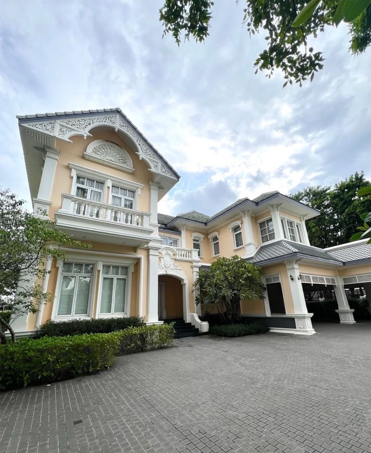 For SaleHouseKaset Nawamin,Ladplakao : House for sale The Royal Risidence Kaset Nawamin size 1019.17 SQ.M 3 Bed 6 Bath. Price 157.5 MB Contact 086-795-9997.