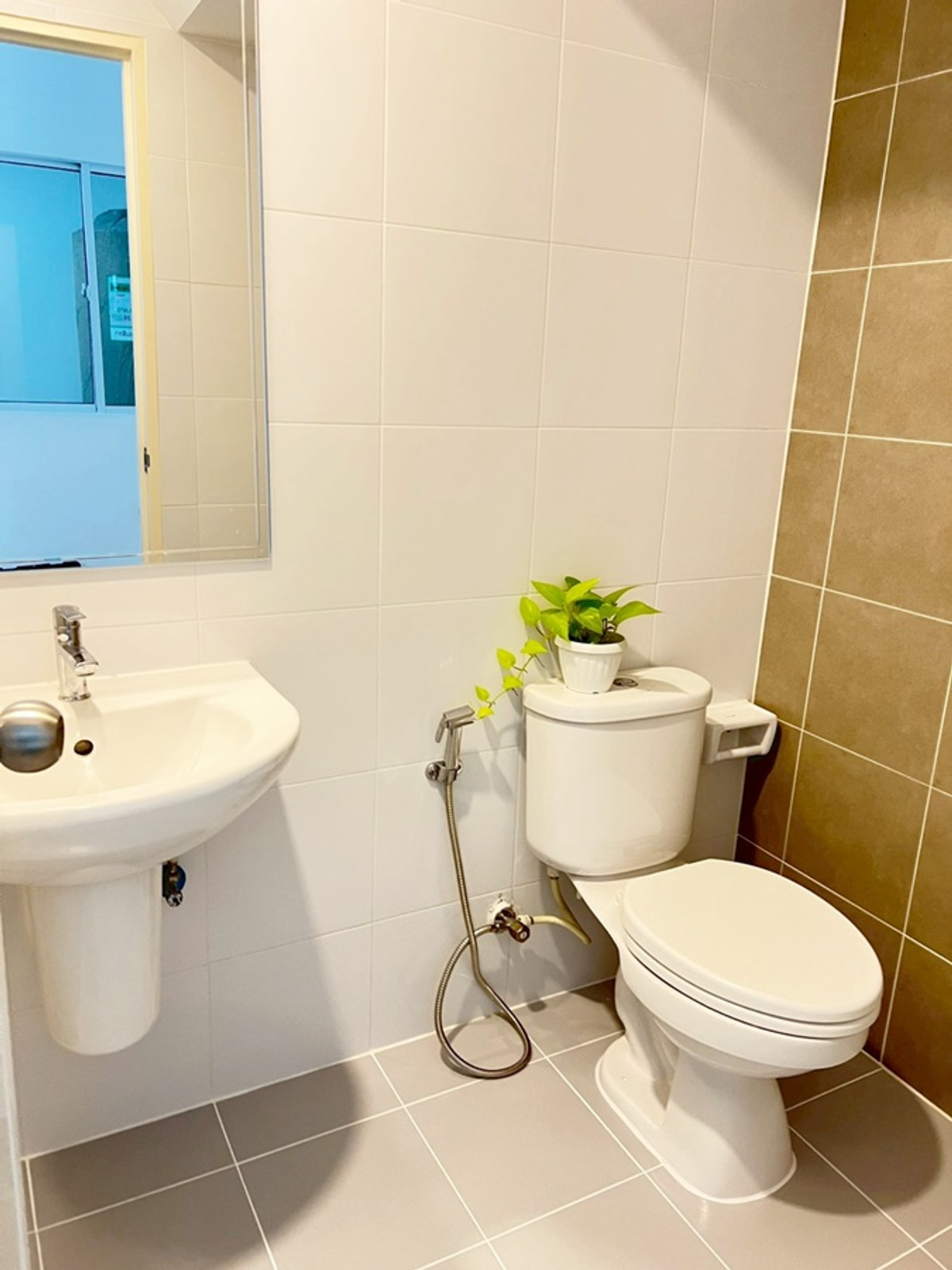 ขายทาวน์โฮมลาดกระบัง สุวรรณภูมิ : ขายทาวน์เฮ้าส์ 2 ชั้น หมู่บ้านไลโอ บลิสซ์ ลาดกระบัง เนื้อที่ 17.6 ตร.วา มี 3 ห้องนอน  2 ห้องน้ำ ราคา 1,990,000 บาท สนใจติดต่อ 085-550-1599 