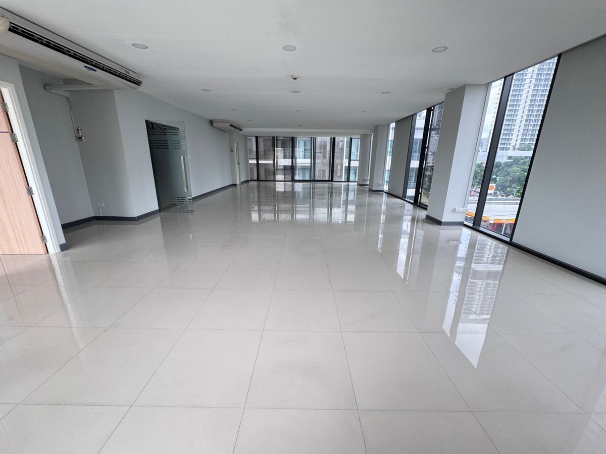 For RentOfficeSathorn, Narathiwat : The new office is available for rent 42,000 baht per floor.
