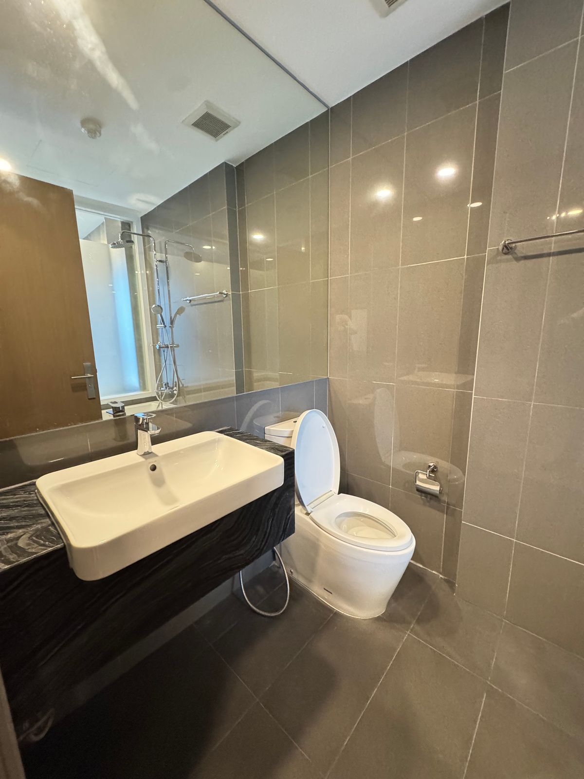 ขายคอนโดสยาม จุฬา สามย่าน : ขายด่วน แอชตัน จุฬา-สีลม 2 นอน 2 น้ำ 2 ที่จอดรถ ห้องใหม่ ไม่เคยเข้าอยู่ สภาพดี พร้อมเฟอร์ ไม่มี Defect เข้าอยู่ได้เลย