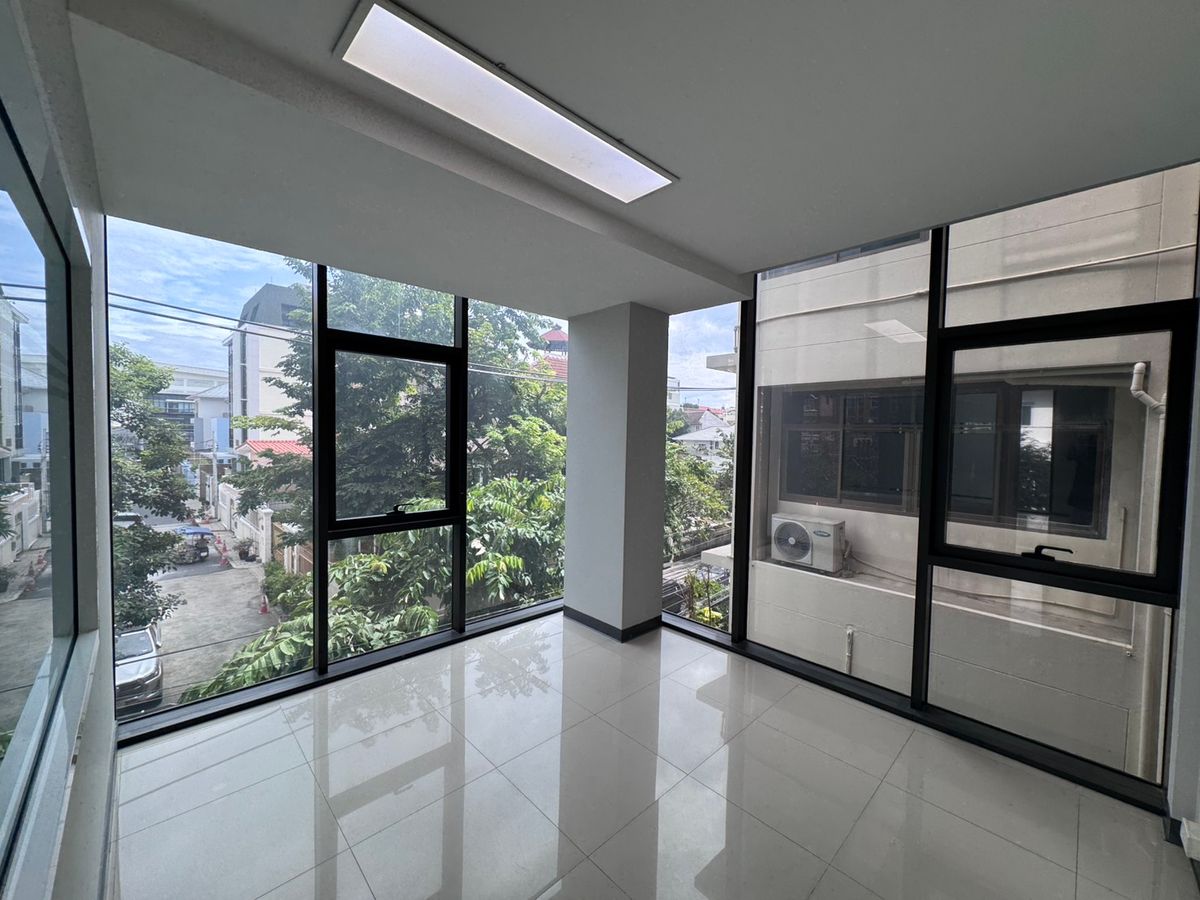 For RentOfficeSathorn, Narathiwat : The new office is available for rent 42,000 baht per floor.