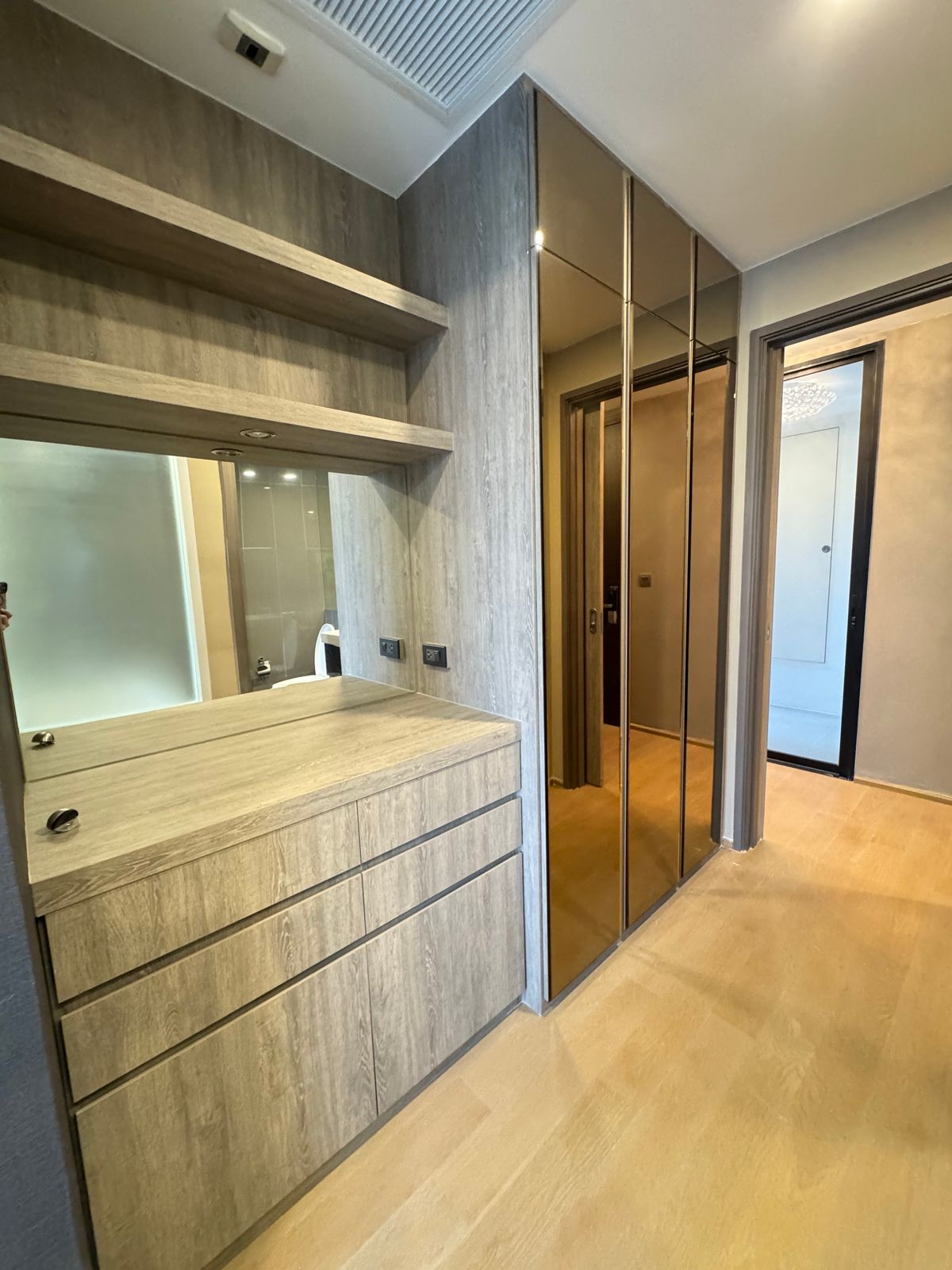 ขายคอนโดสยาม จุฬา สามย่าน : ขายด่วน แอชตัน จุฬา-สีลม 2 นอน 2 น้ำ 2 ที่จอดรถ ห้องใหม่ ไม่เคยเข้าอยู่ สภาพดี พร้อมเฟอร์ ไม่มี Defect เข้าอยู่ได้เลย